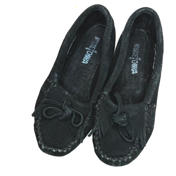 Minnetonka Women's Black Kilty Hardsole Moccasin - Picture 1 of 6